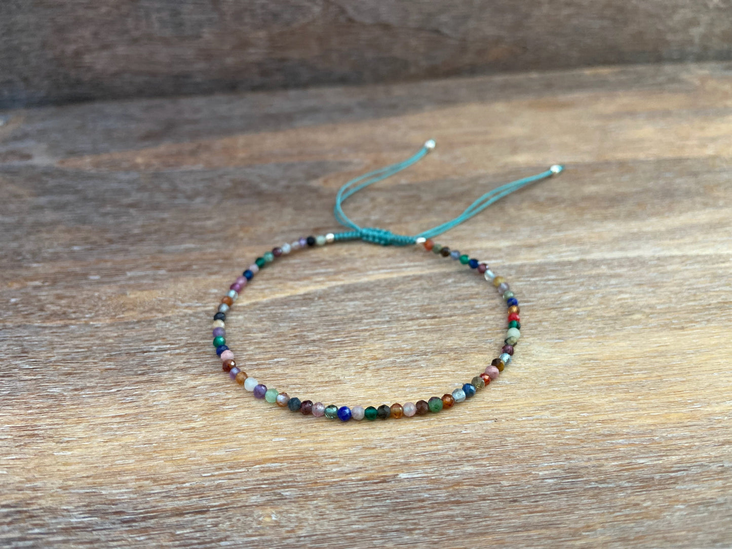 verstellbares Armband mit echten kleinen bunten Steinchen