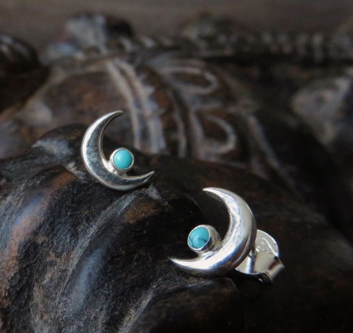 Stud earrings with small moon and stone made of silver