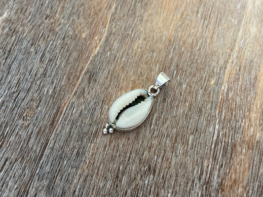 kleiner Anhänger mit Muschel aus Silber
