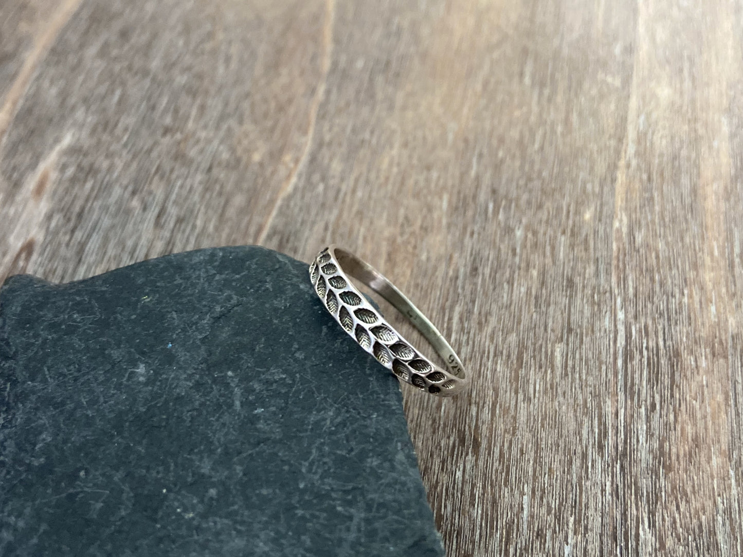 schlichter Ring mit Blättermuster aus Silber