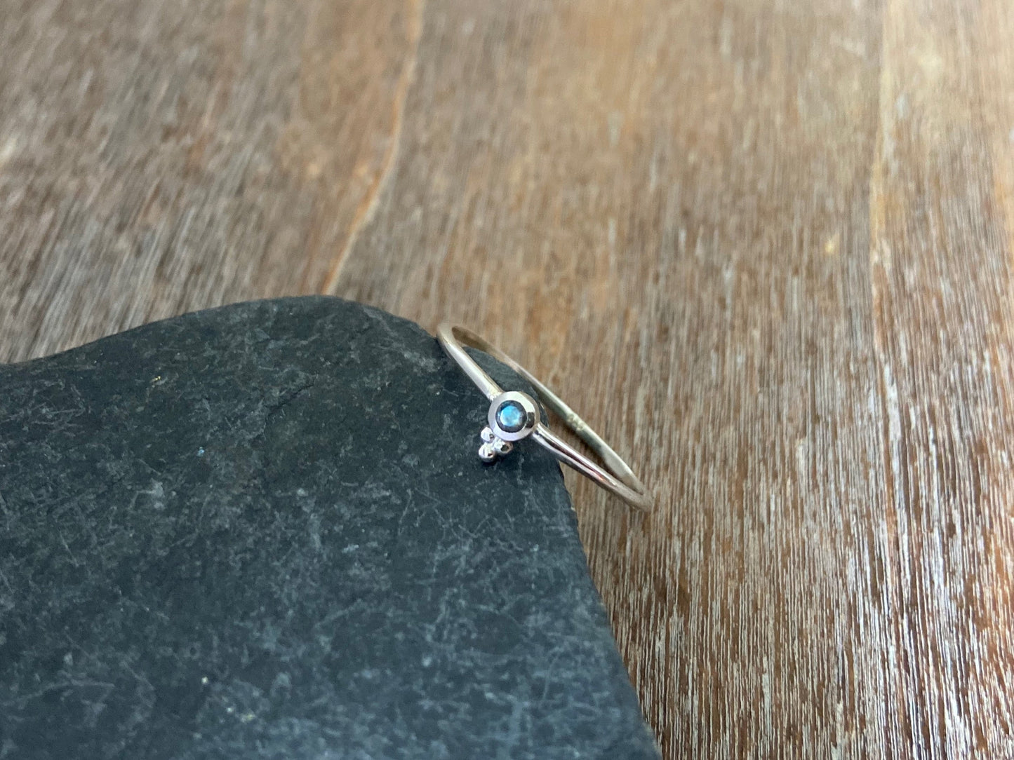 zierlicher Silberring mit kleinem facettiertem Labradorit Stein und drei Kügelchen