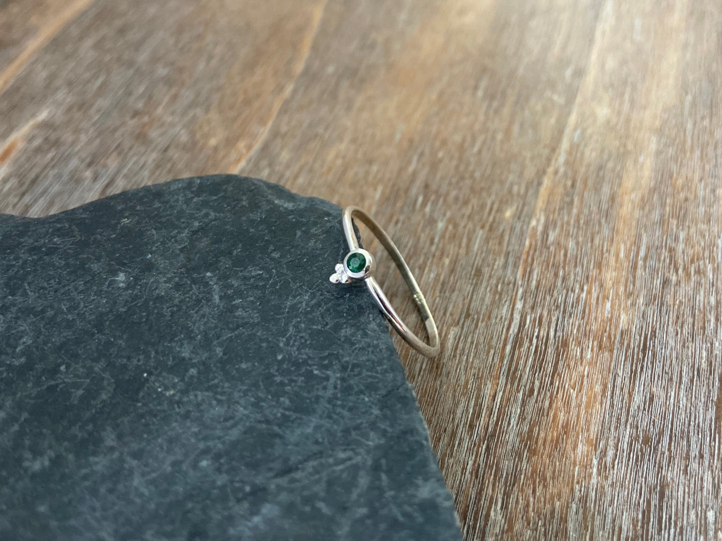 zierlicher Silberring mit kleinem facettierten grünen Smaragd Stein und drei Kügelchen