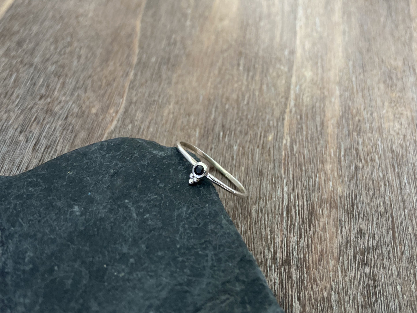 zierlicher Silberring mit kleinem facettierten schwarzem Spinell Stein und drei Kügelchen