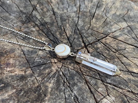 Pendant rock crystal with operculum with spirals, dots and small stone, silver