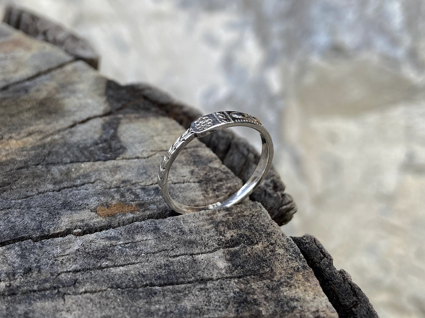 filigraner, gemusterter, asymmetrischer Silberring