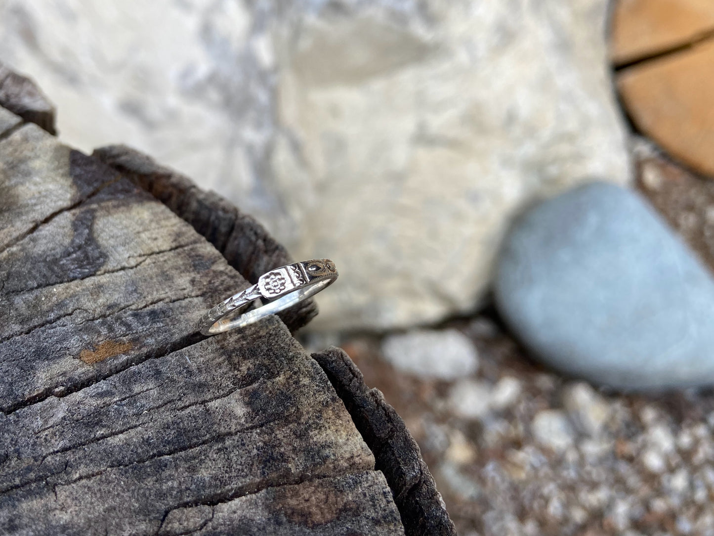 filigraner, gemusterter, asymmetrischer Silberring