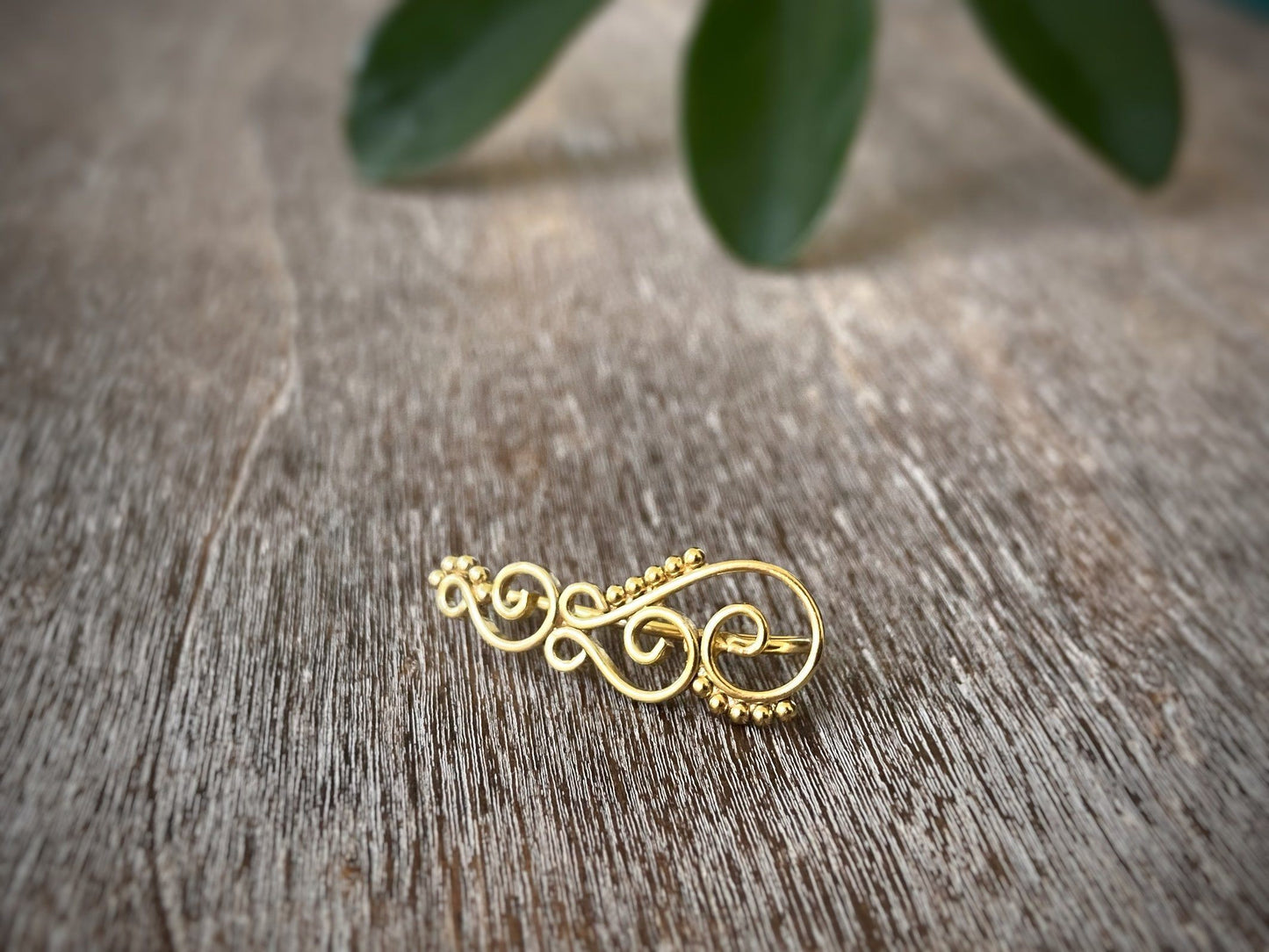 Earclimber Ohrringe mit Spiralen und Pünktchen aus Silber