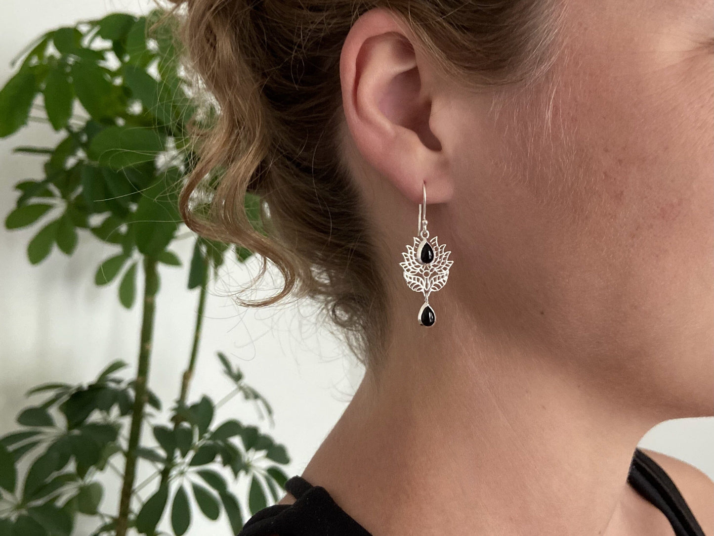filigrane Ohrringe mit Blumenmuster und Steinen aus Silber