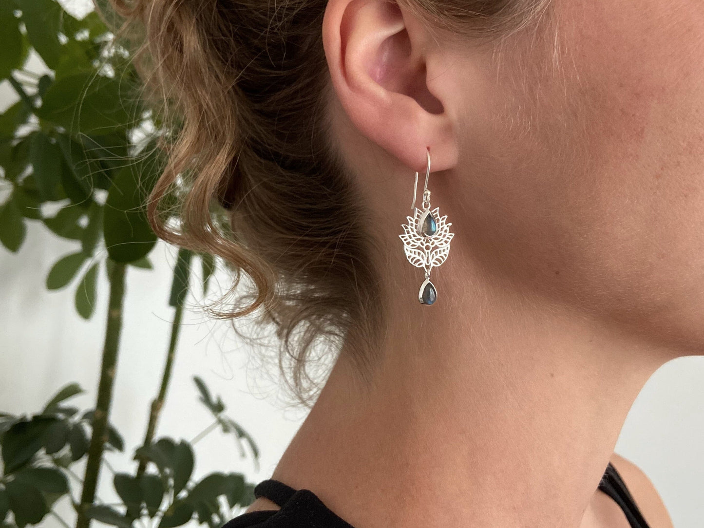 filigrane Ohrringe mit Blumenmuster und Steinen aus Silber