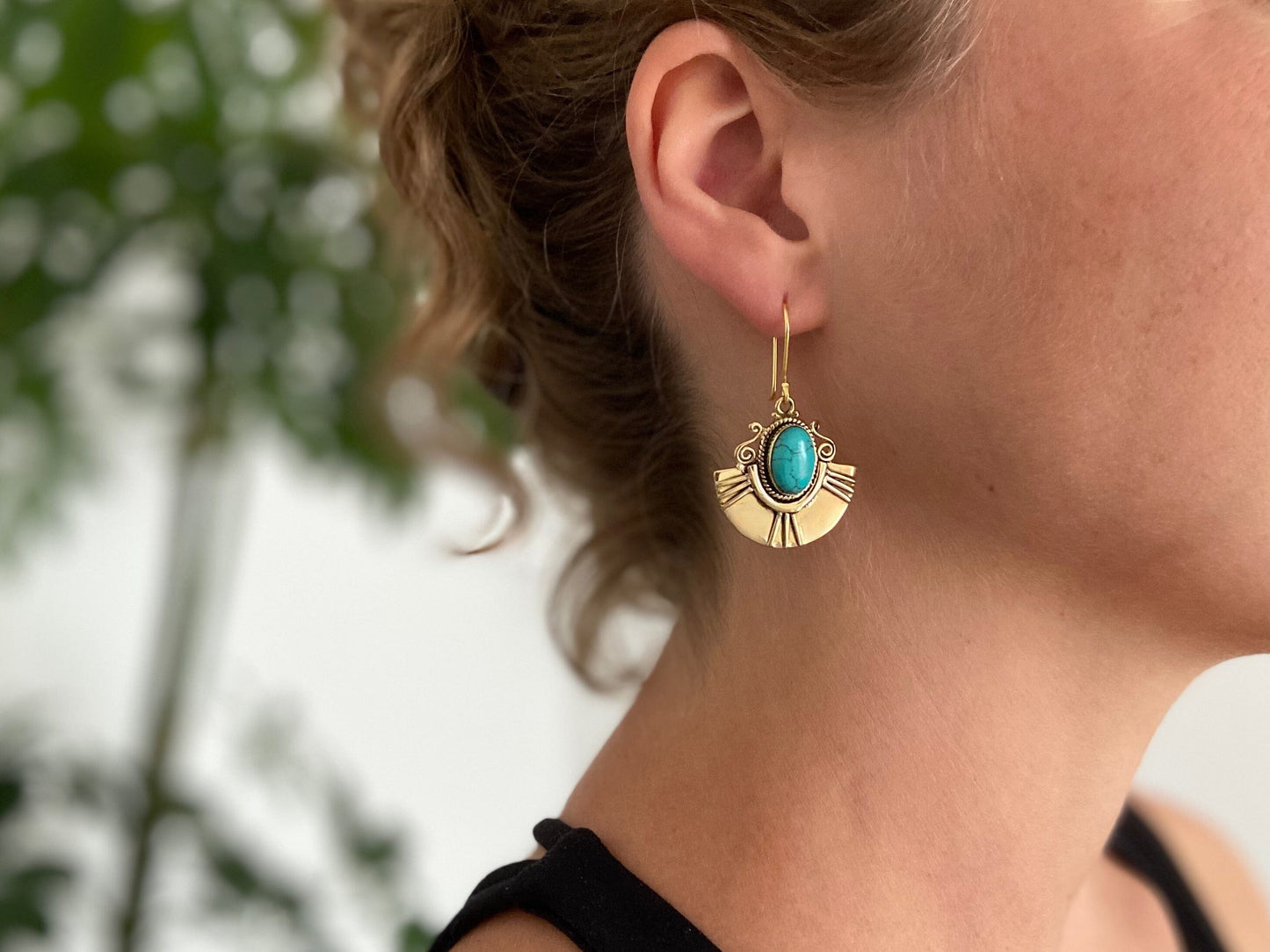 Fan-shaped earrings with oval stone made of brass