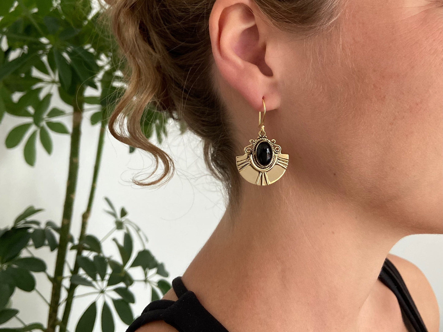 Fan-shaped earrings with oval stone made of brass