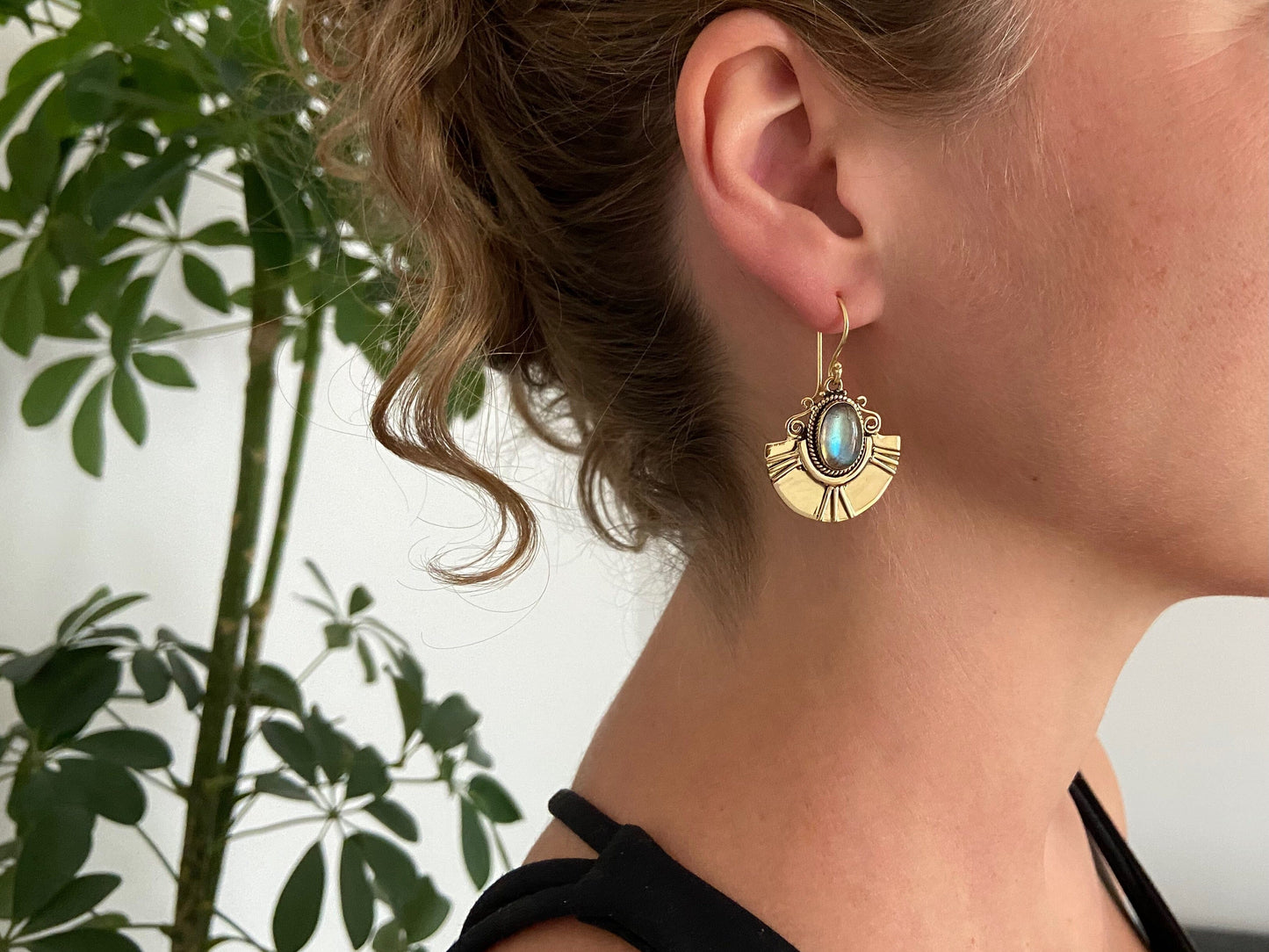 Fan-shaped earrings with oval stone made of brass