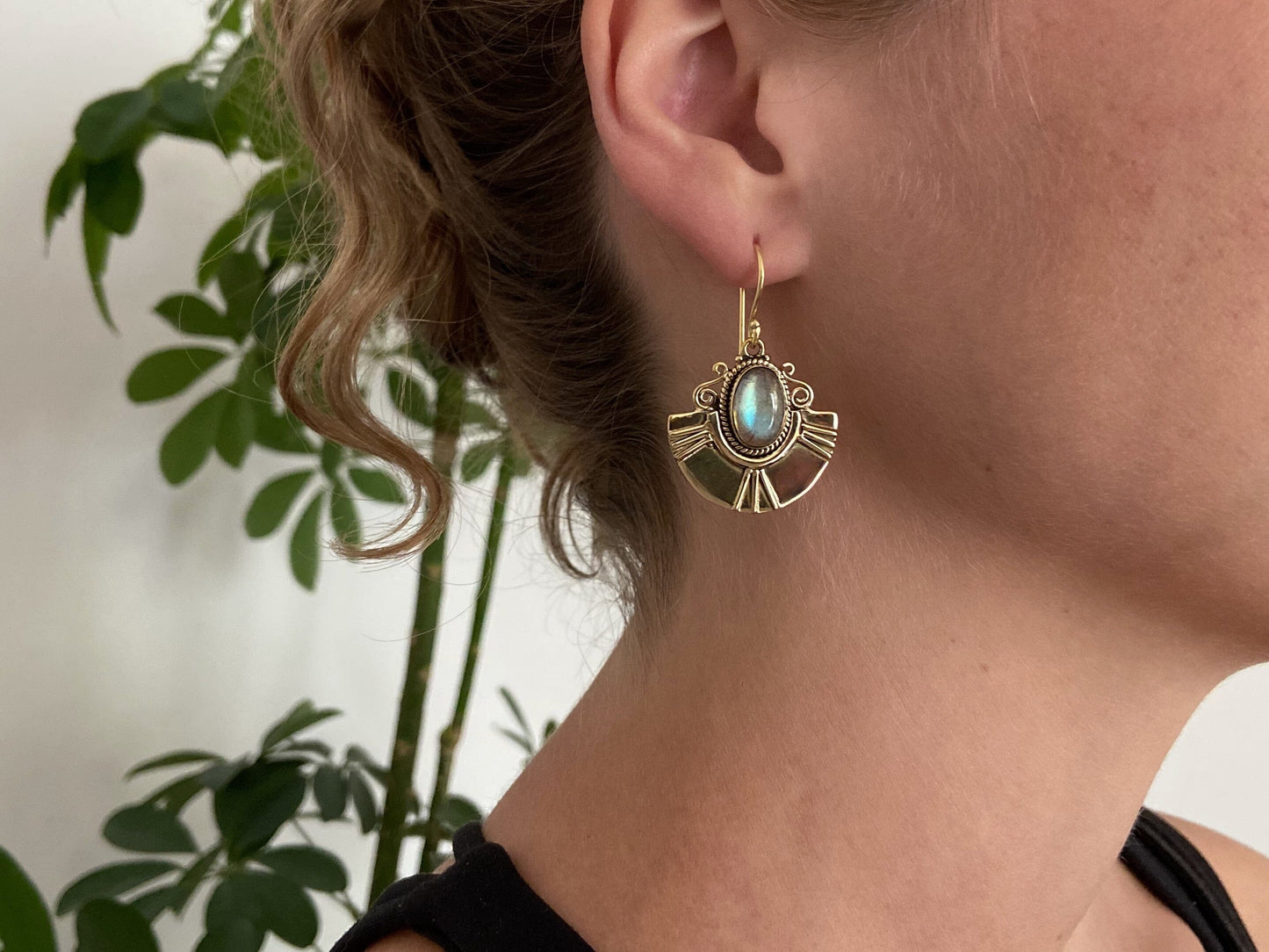 Fan-shaped earrings with oval stone made of brass
