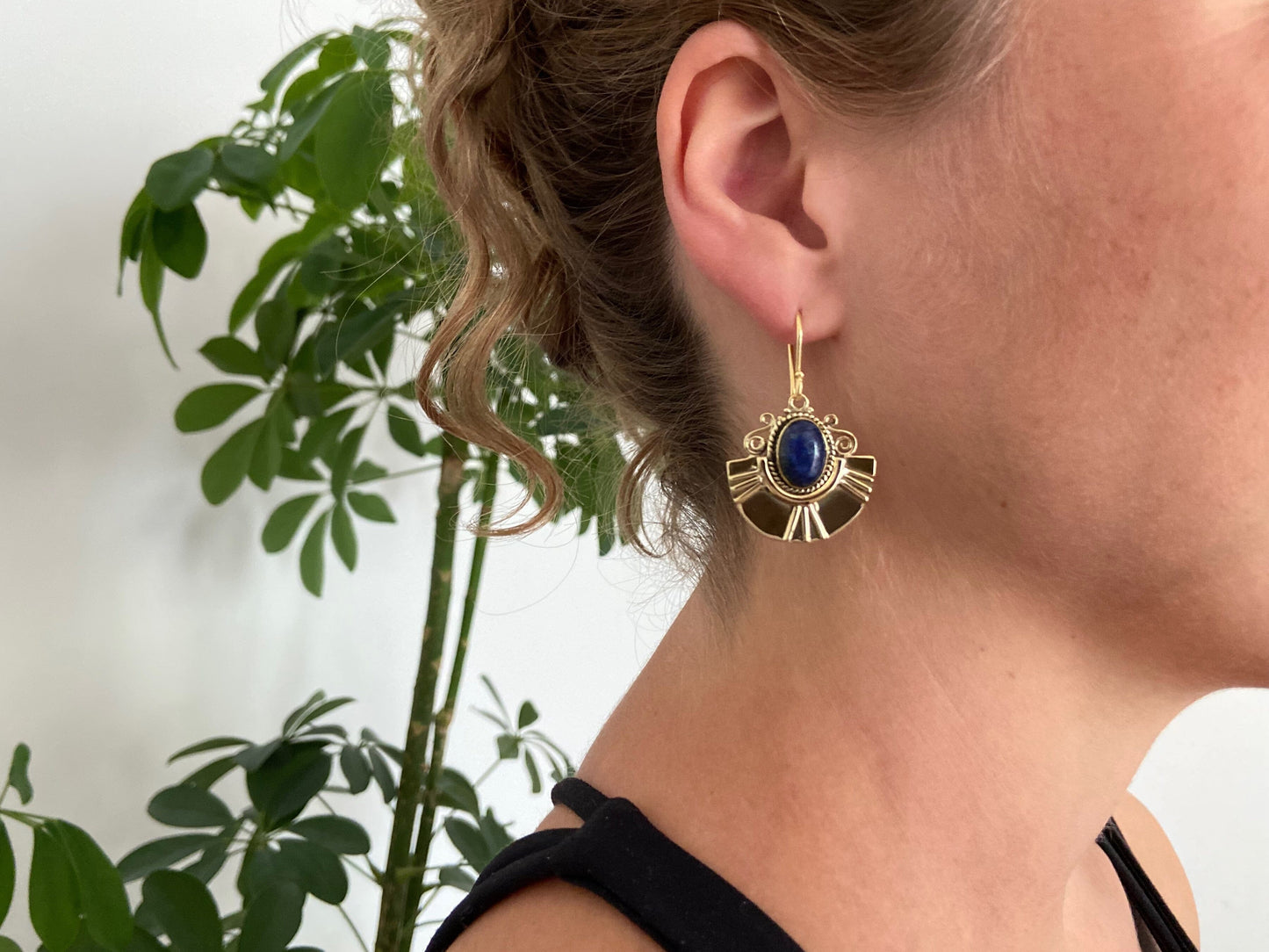 Fan-shaped earrings with oval stone made of brass