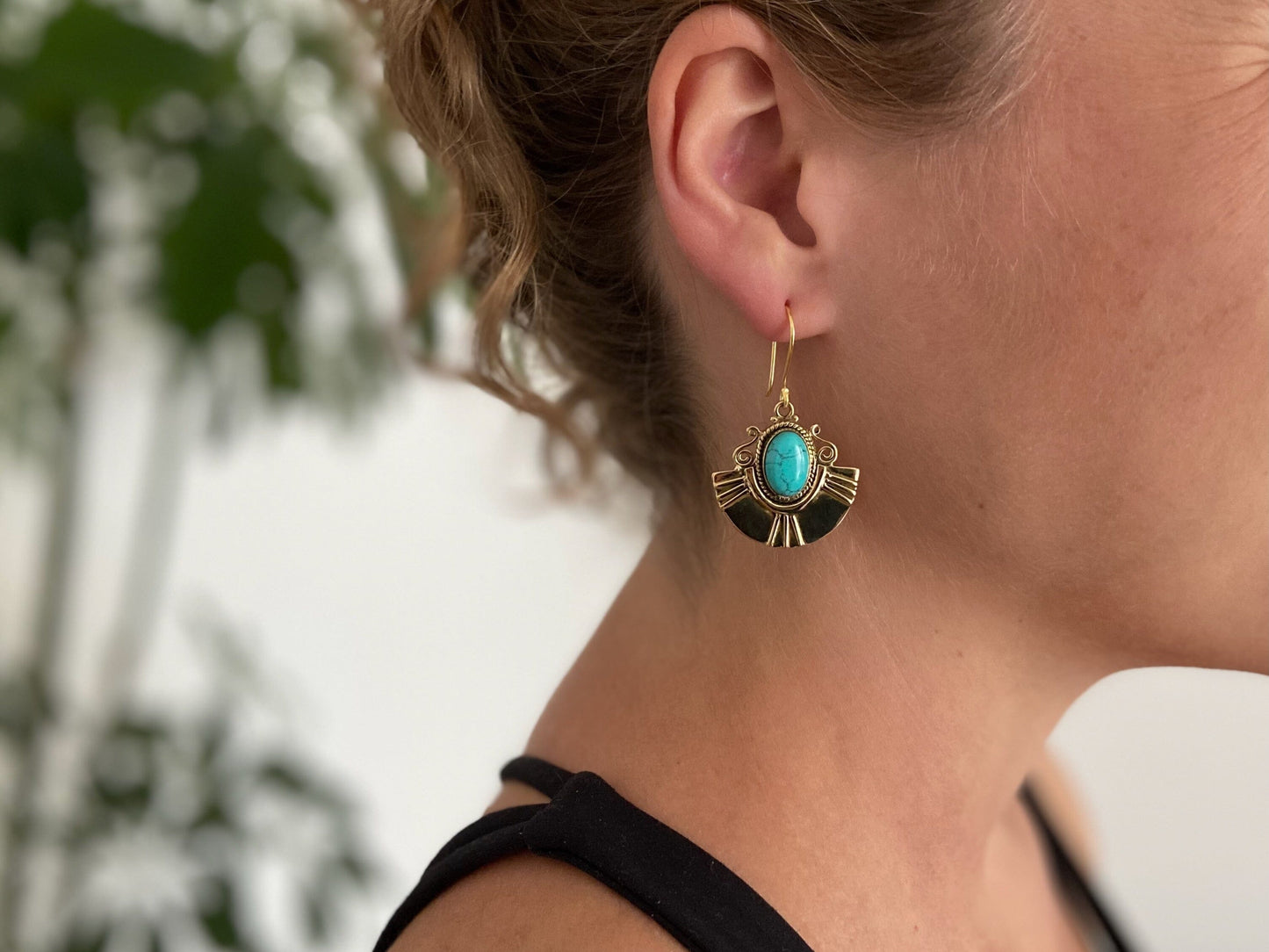 Fan-shaped earrings with oval stone made of brass