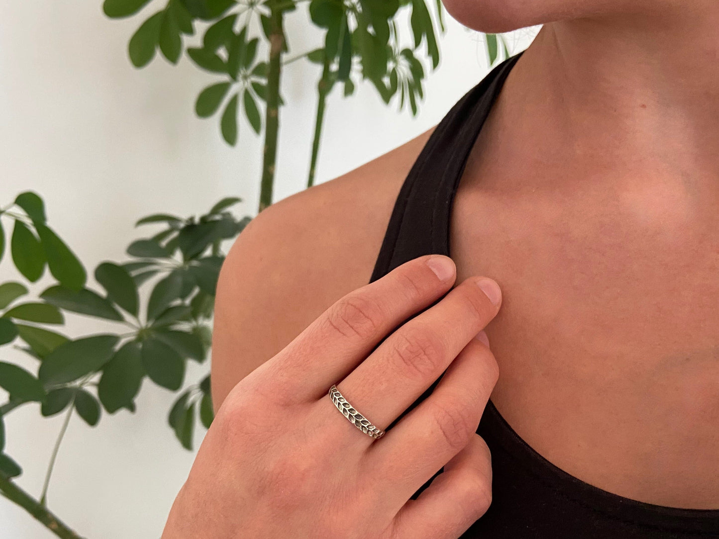 schlichter Ring mit Blättermuster aus Silber