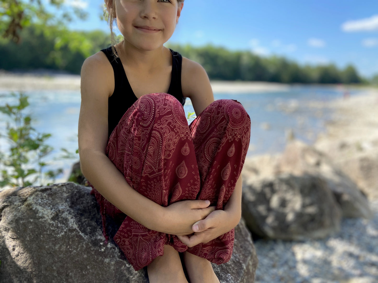 Harem pants with a filigree pattern in red for children