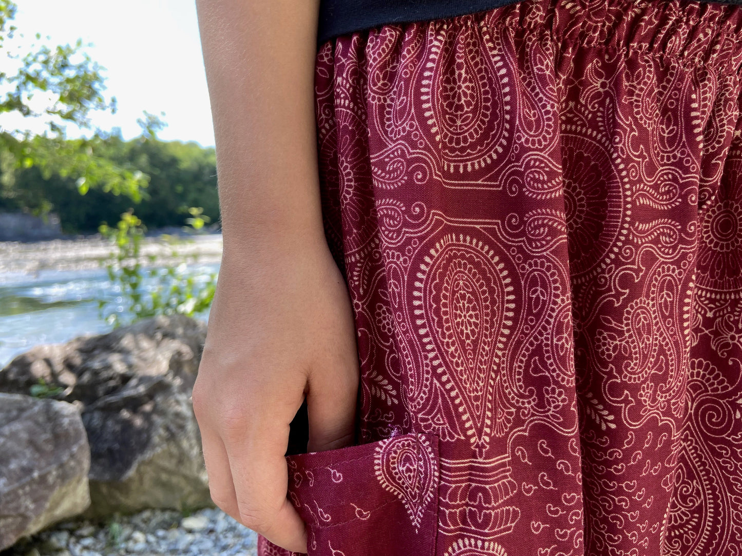 Harem pants with a filigree pattern in red for children