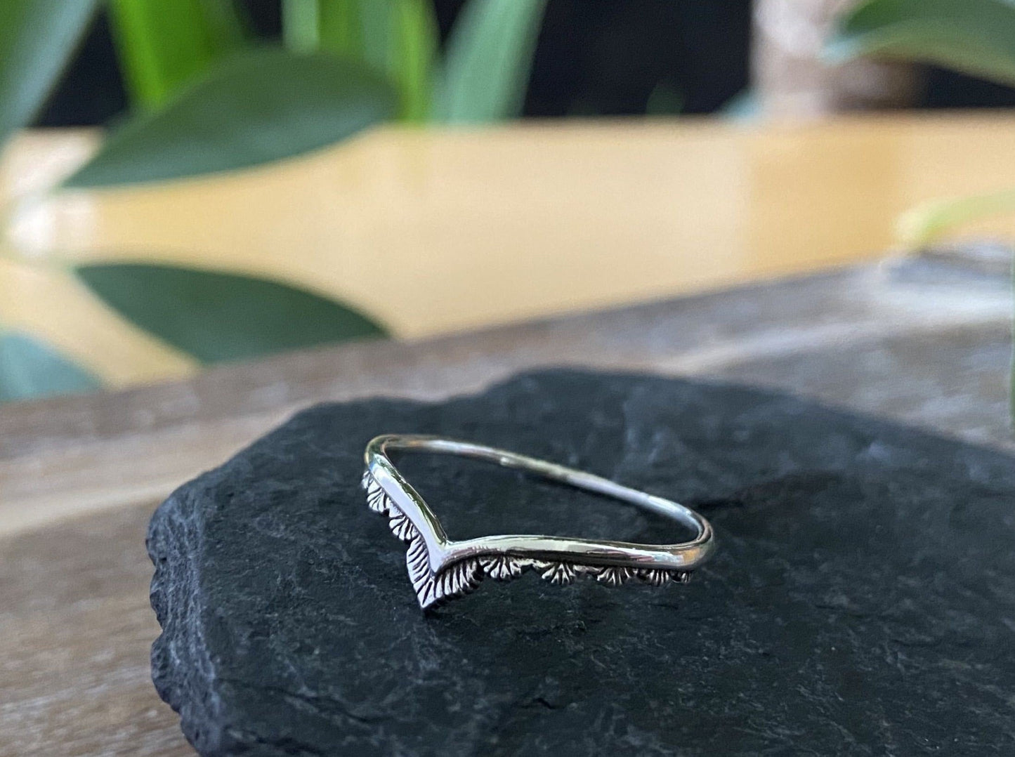 V- förmiger Ring mit filigranem Muster aus 925er Silber