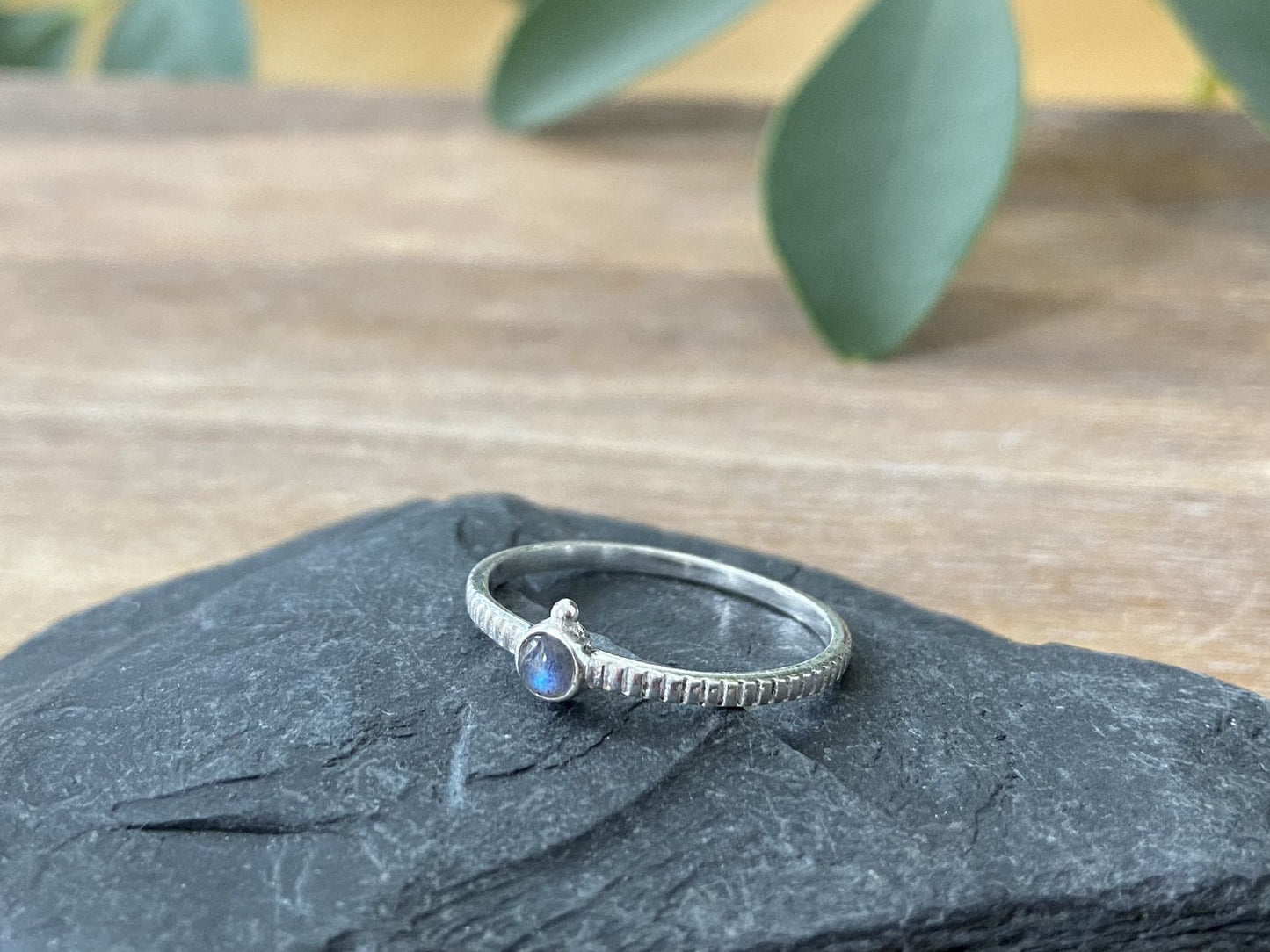 zierlicher Silberring mit kleinem Stein und Kügelchen