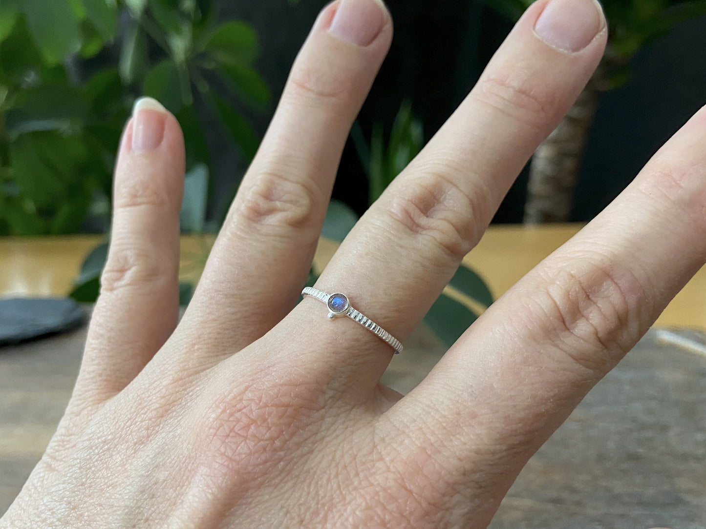 zierlicher Silberring mit kleinem Stein und Kügelchen