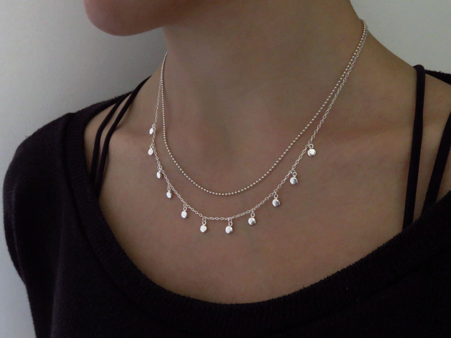 Kette mit kleinen baumelnden runden Anhängern aus Silber