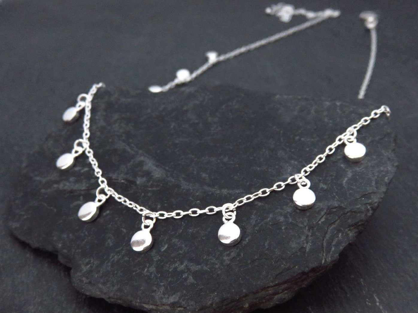 Kette mit kleinen baumelnden runden Anhängern aus Silber