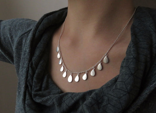 Kette mit kleinen tropfenförmigen Anhängern aus Silber