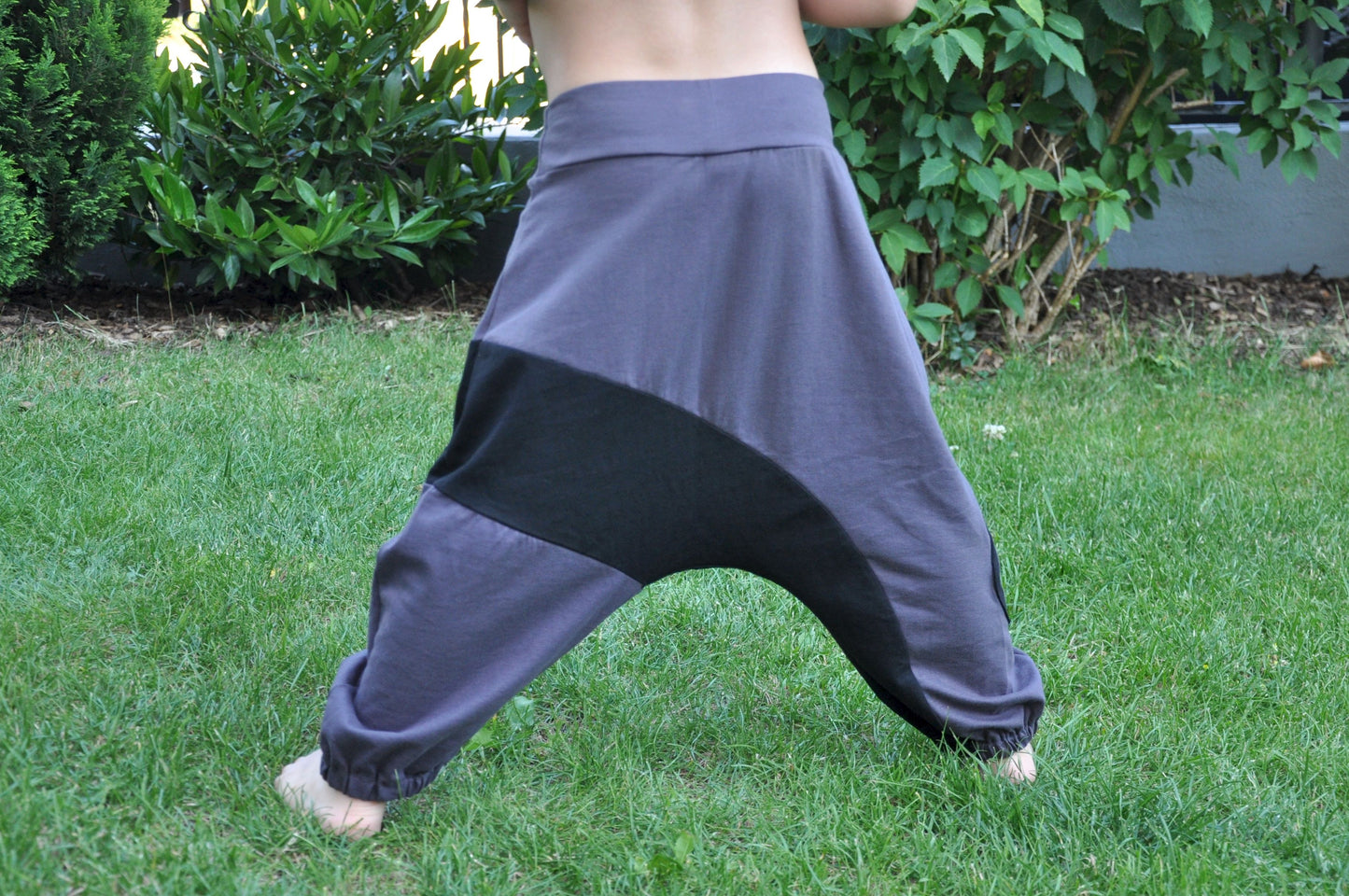 Comfortable sweat pants for children in gray/black