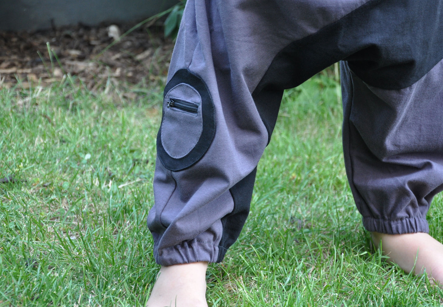 Comfortable sweat pants for children in gray/black