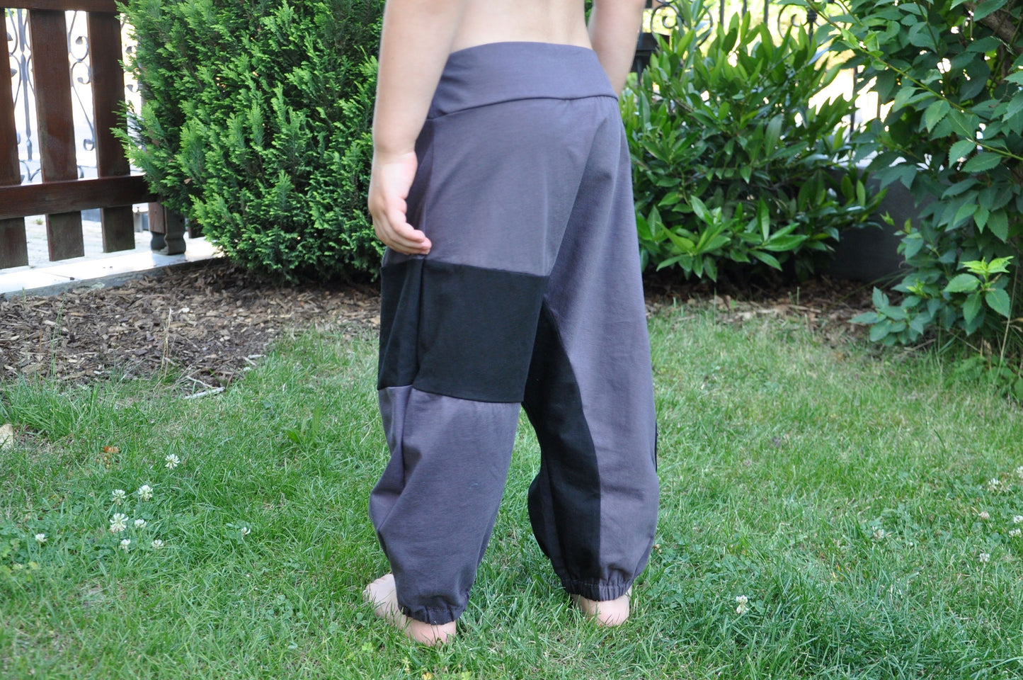 Comfortable sweat pants for children in gray/black