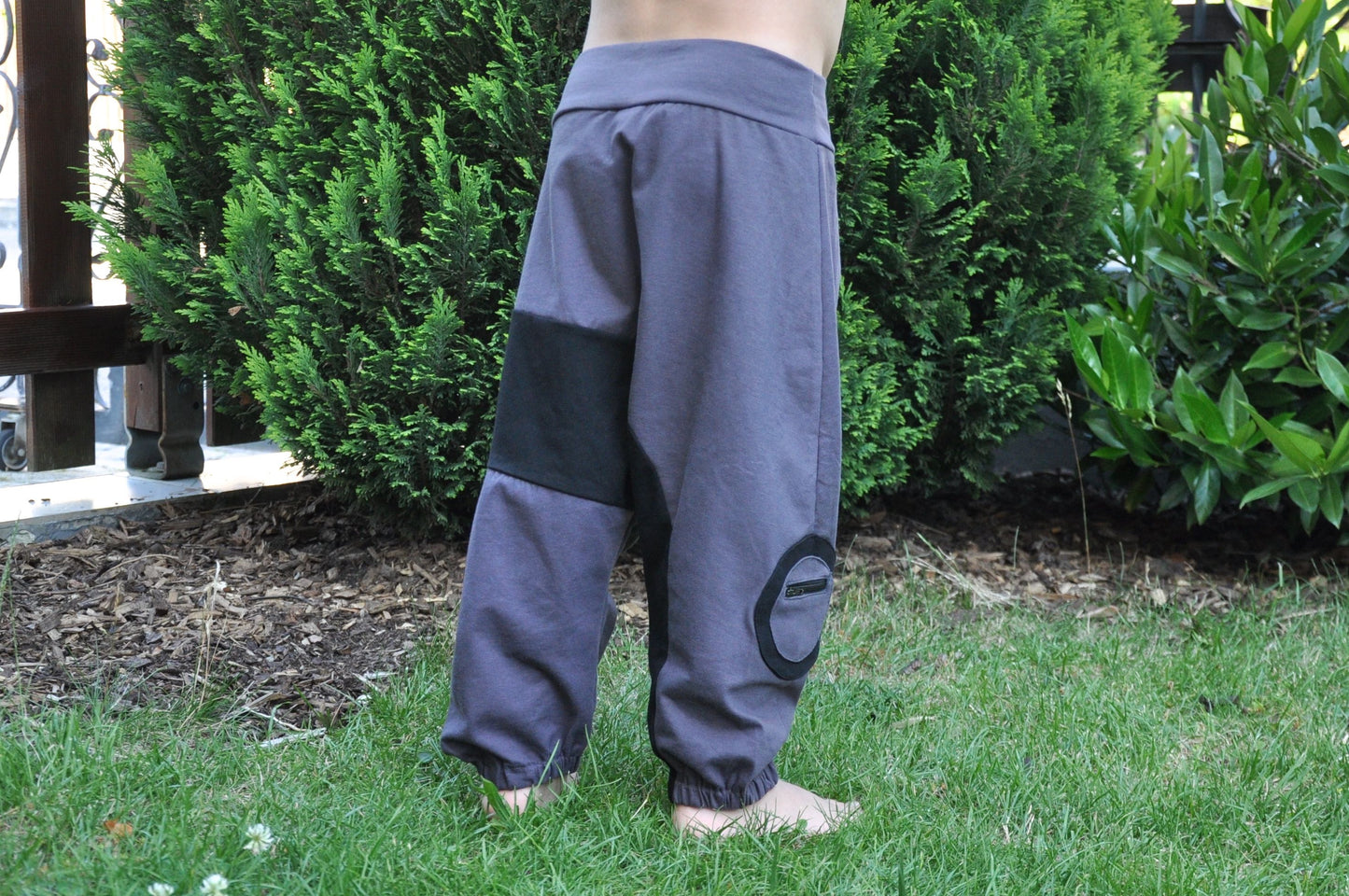 Comfortable sweat pants for children in gray/black