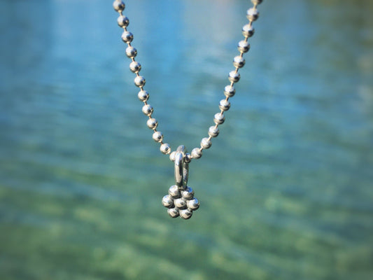 Kugelkettchen mit Blümchen Anhänger aus Silber