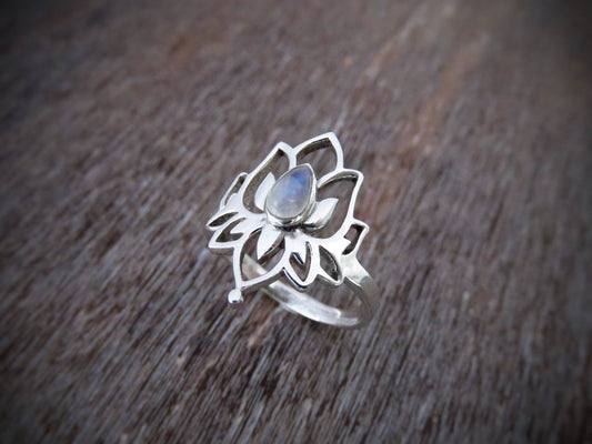 Ring mit Lotusblume und kleinem Stein aus Silber