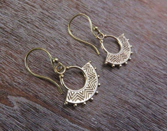 Earrings with zigzag pattern made of brass