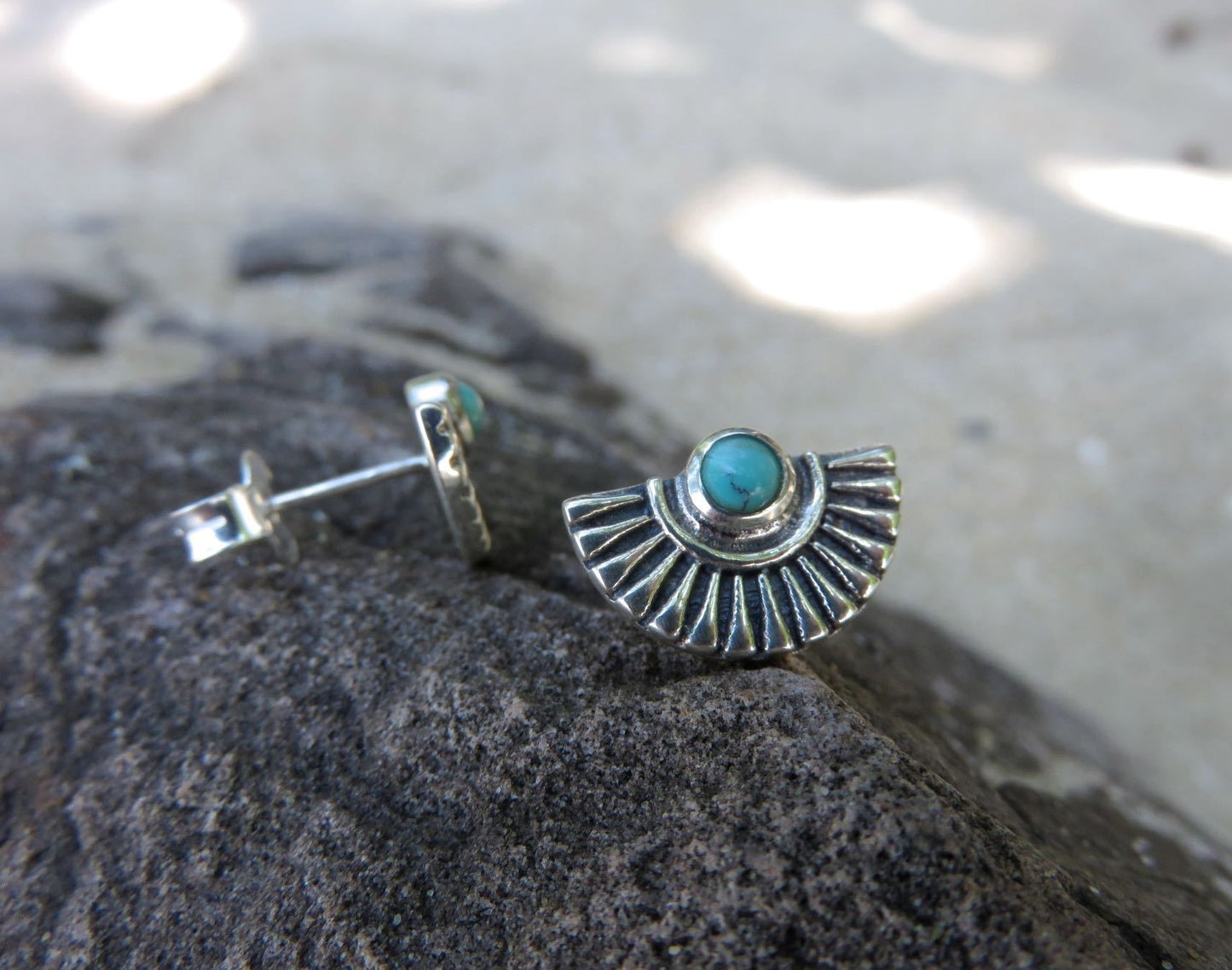 Fan-shaped stud earrings with turquoise made of silver