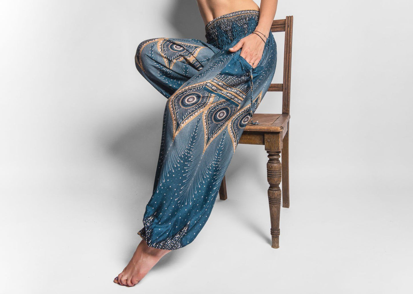 luftige Pluderhose mit Pfauenmuster in türkis