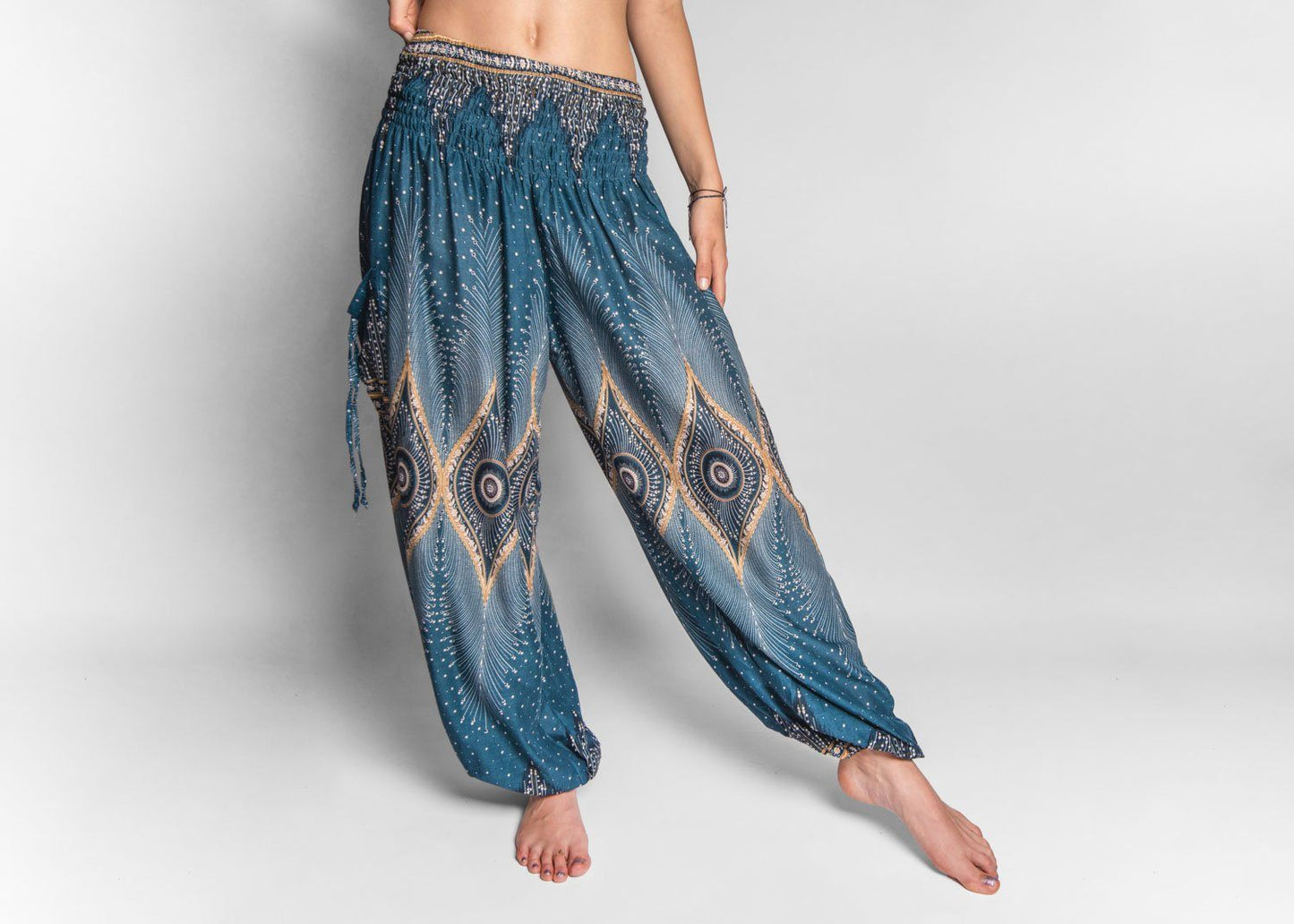 luftige Pluderhose mit Pfauenmuster in türkis