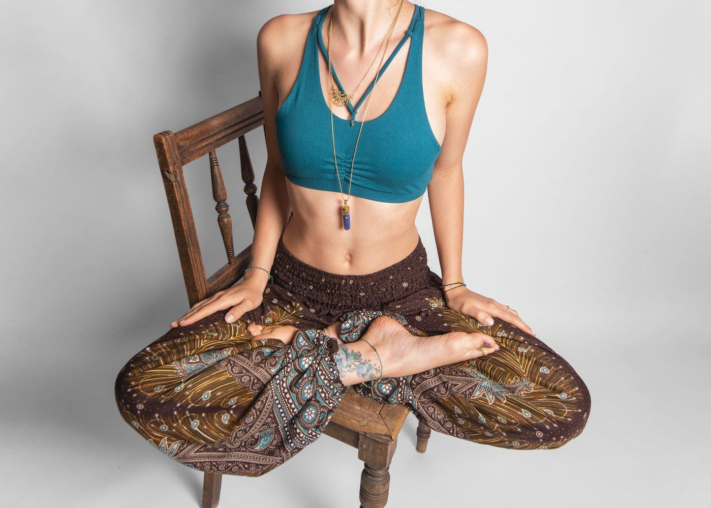 luftige Pluderhose mit Pfauenmuster in braun