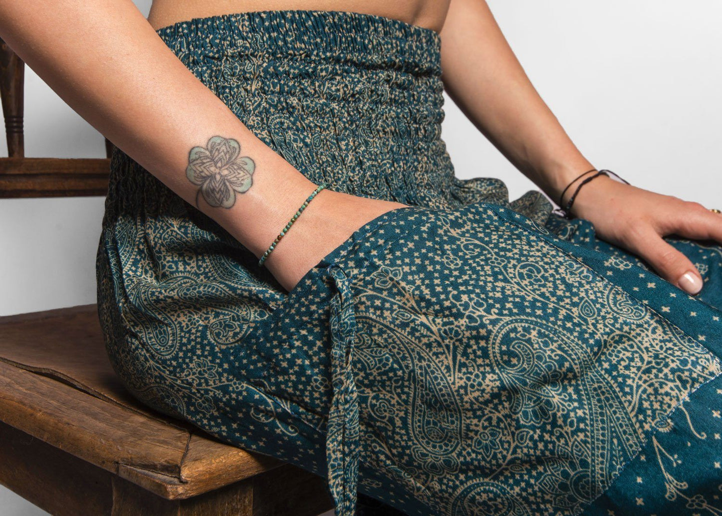 luftige Pluderhose mit floralem Muster in türkis mit Taschen