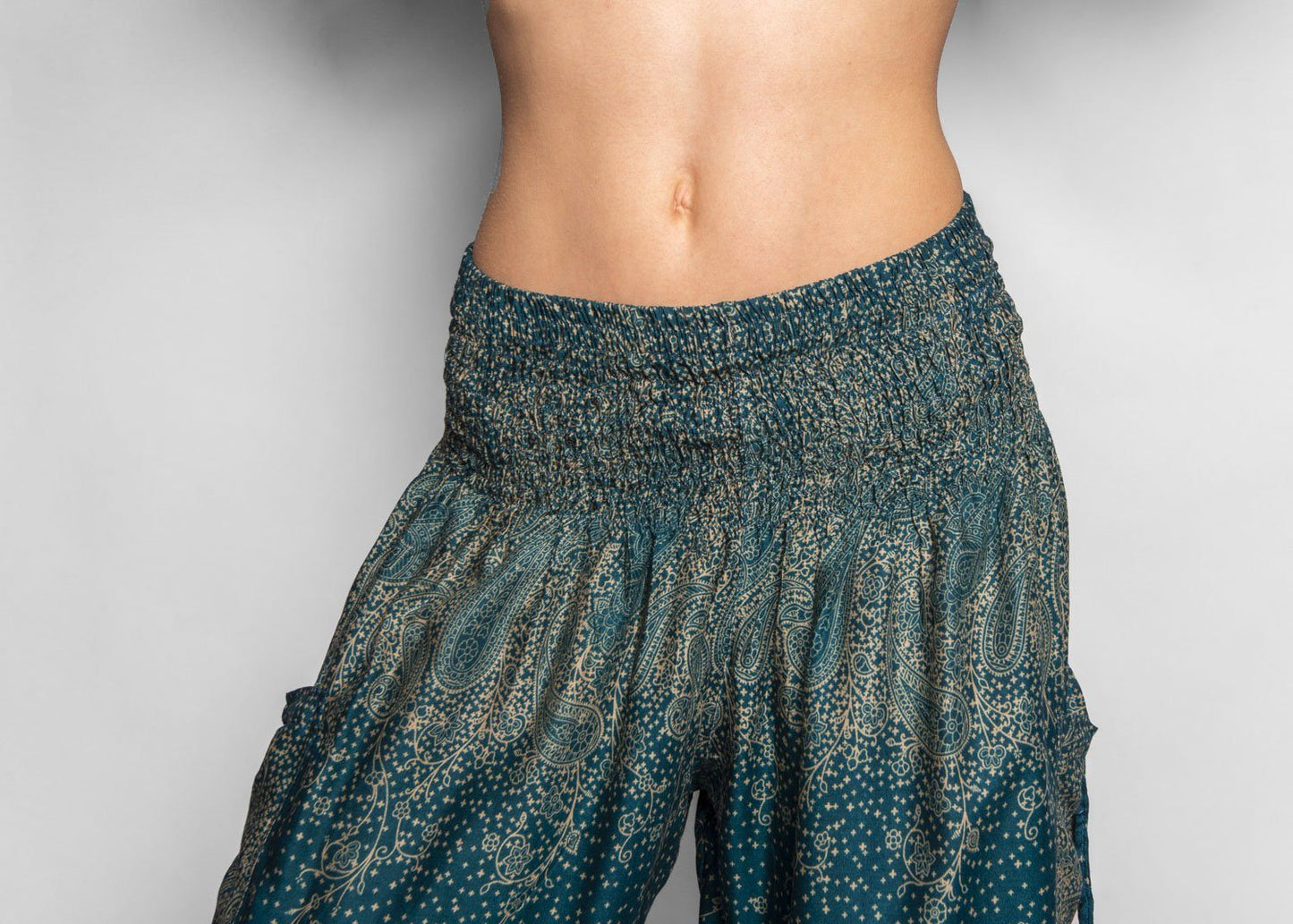 luftige Pluderhose mit floralem Muster in türkis mit Taschen