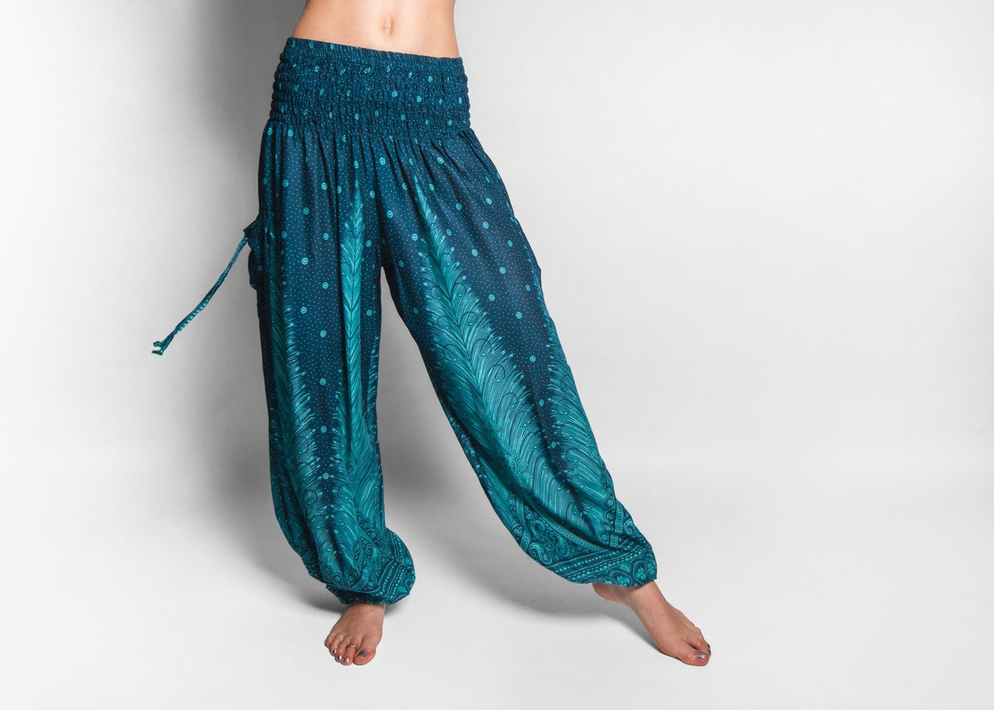 luftige Pluderhose mit Pfauenmuster in türkis mit Taschen