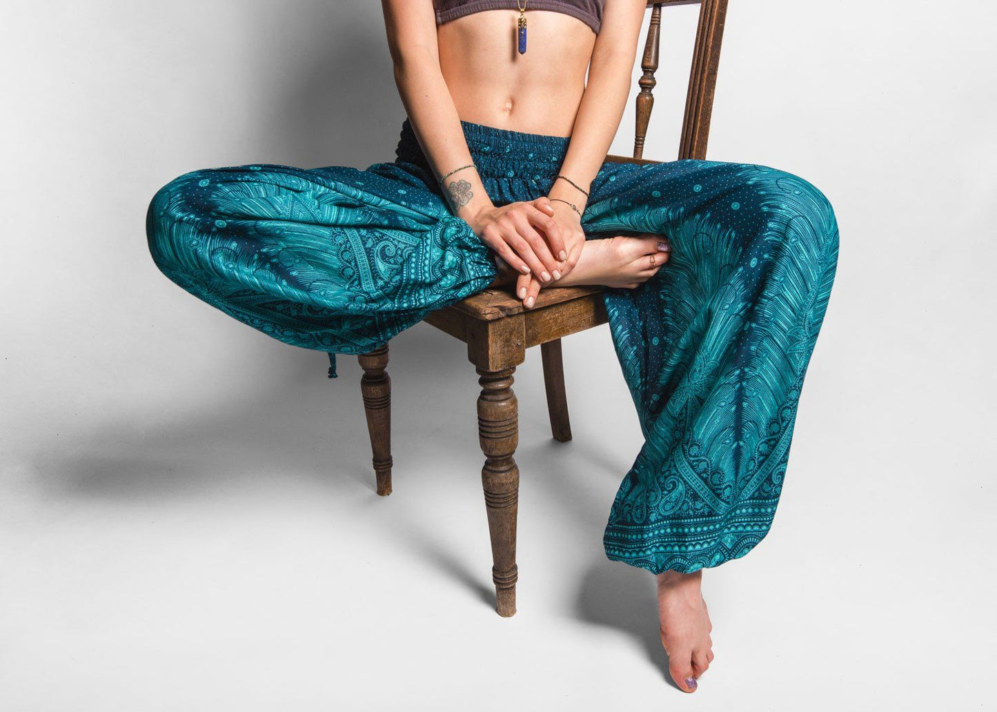 luftige Pluderhose mit Pfauenmuster in türkis mit Taschen