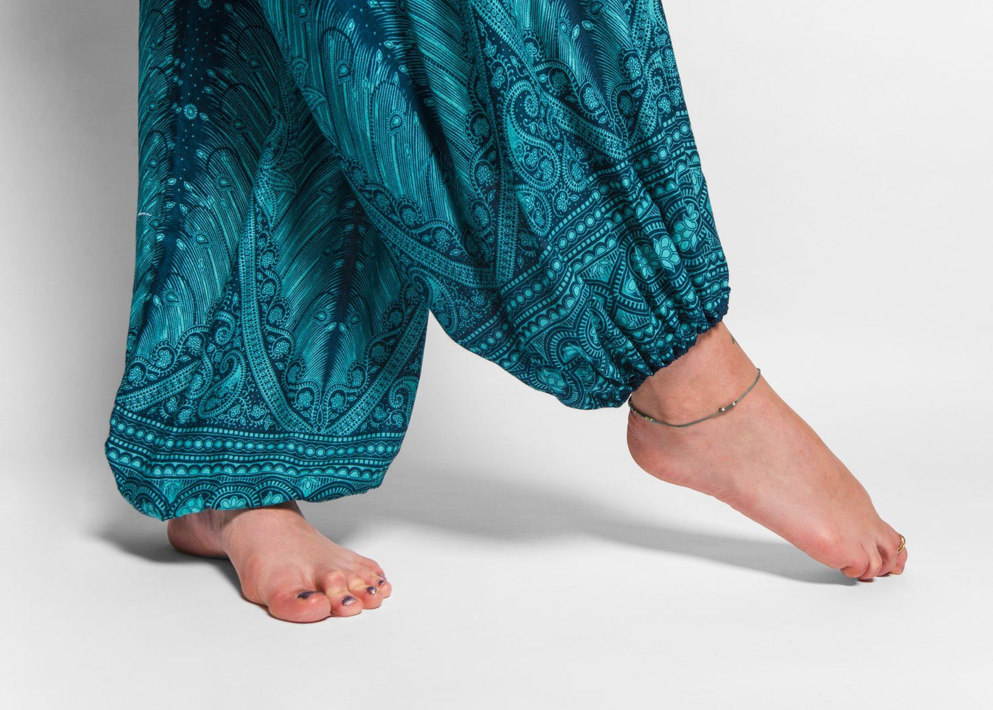 luftige Pluderhose mit Pfauenmuster in türkis mit Taschen