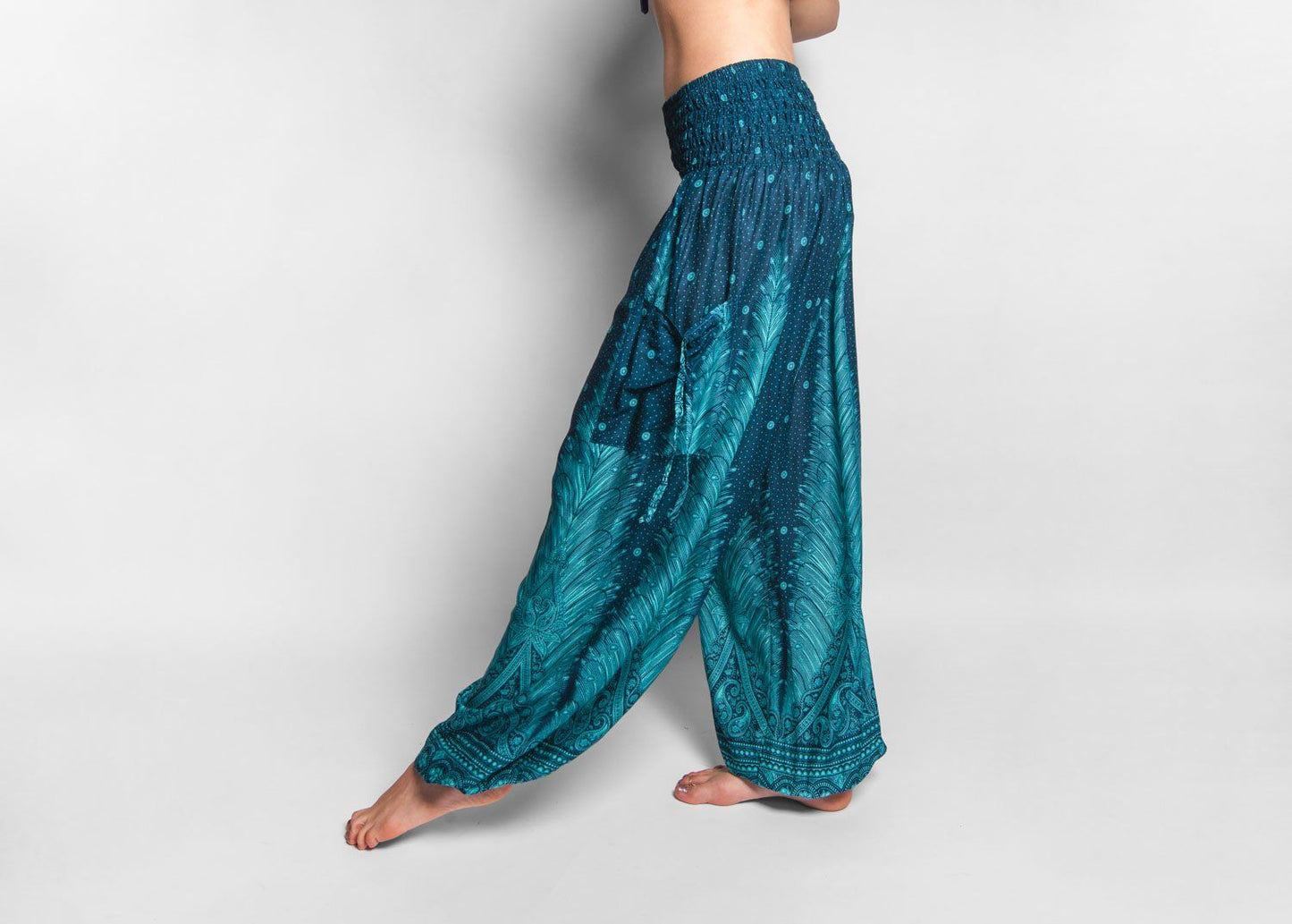 luftige Pluderhose mit Pfauenmuster in türkis mit Taschen