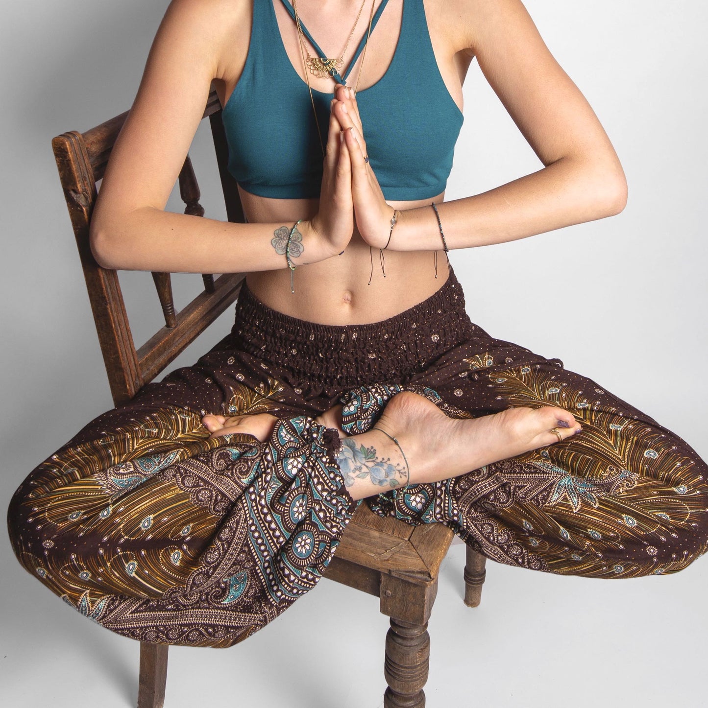 luftige Pluderhose mit Pfauenmuster in braun