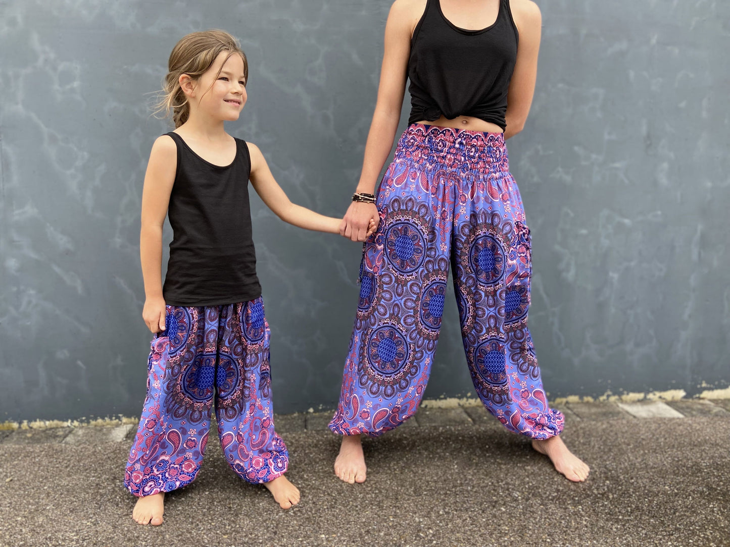 Pluderhose mit floralem Mandala Muster in rosa lila