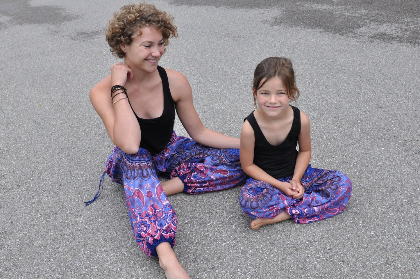 Pluderhose mit floralem Mandala Muster in rosa lila