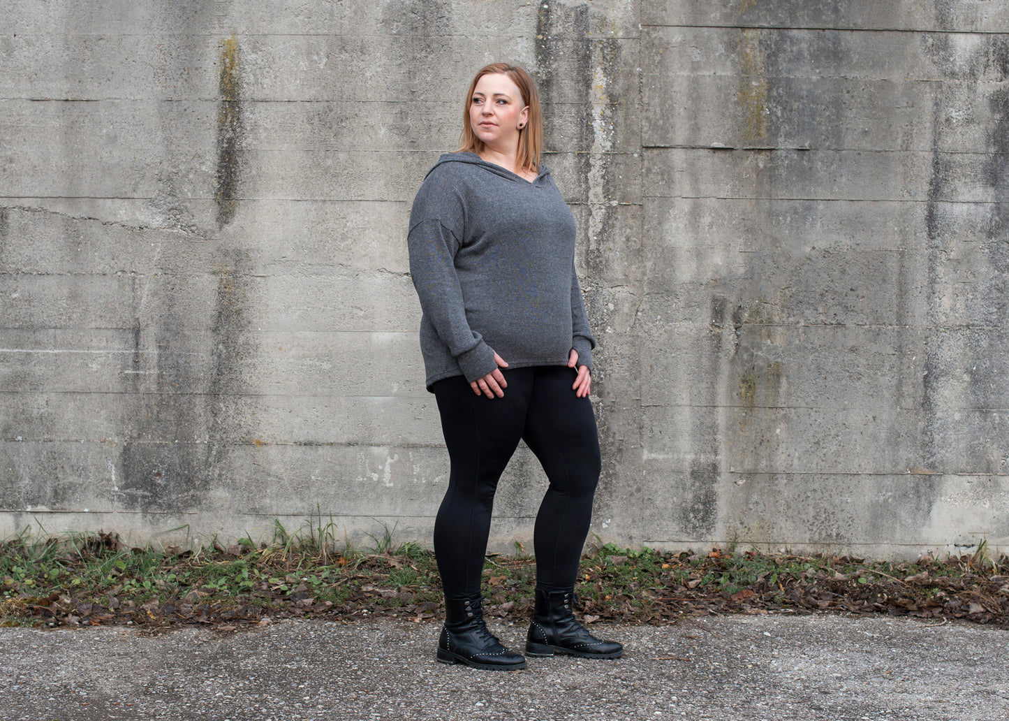 PLUS SIZE, langer einfarbiger Strickpulli mit grosser Kapuze und Daumenlöchern in grau