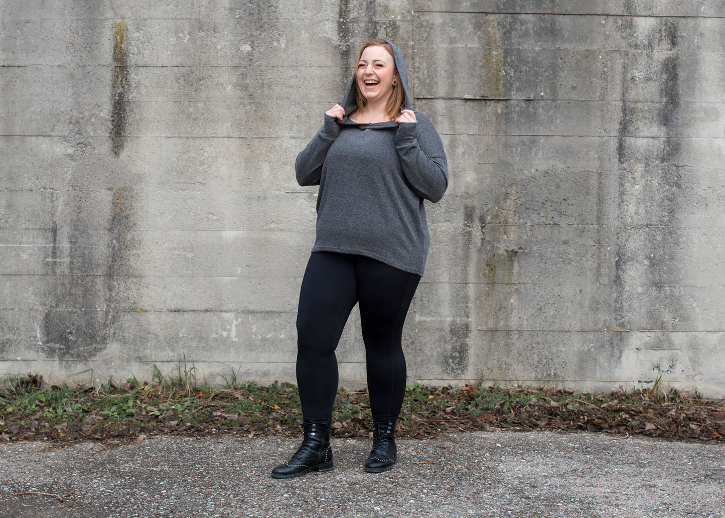 PLUS SIZE, langer einfarbiger Strickpulli mit grosser Kapuze und Daumenlöchern in grau